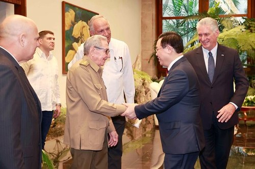 Chủ tịch Quốc hội Vương Đình Huệ hội kiến Đại tướng Raúl Castro Ruz và Bí thư thứ nhất, Chủ tịch Cuba Miguel Díaz-Canel - ảnh 1