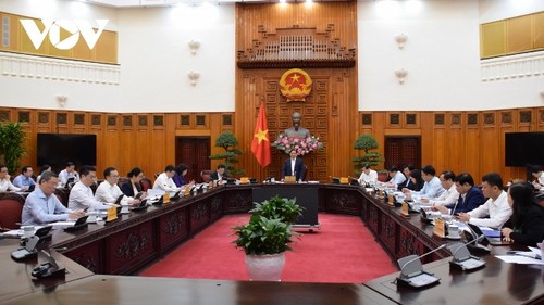 Thủ tướng Phạm Minh Chính chủ trì họp về các giải pháp giảm lãi suất cho vay, tình hình hoạt động thị trường trái phiếu  - ảnh 1