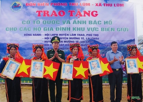 Trao cờ Tổ quốc và ảnh Chủ tịch Hồ Chí Minh cho người dân vùng cao tỉnh Lai Châu - ảnh 1