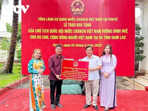 Trao quà của Chủ tịch Quốc hội cho bà con người Việt tại 04 tỉnh Nam Lào - ảnh 1