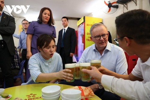 Thủ tướng Australia Anthony Albanese uống bia hơi, ăn bánh mì truyền thống Hà Nội  - ảnh 1