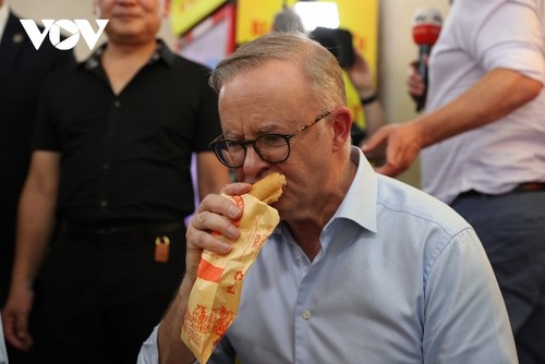 Thủ tướng Australia Anthony Albanese uống bia hơi, ăn bánh mì truyền thống Hà Nội  - ảnh 2