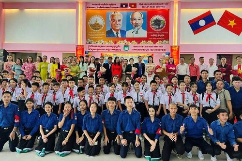 Thứ trưởng Bộ Ngoại giao Lê Thị Thu Hằng thăm cộng đồng người Việt Nam tại Lào - ảnh 1