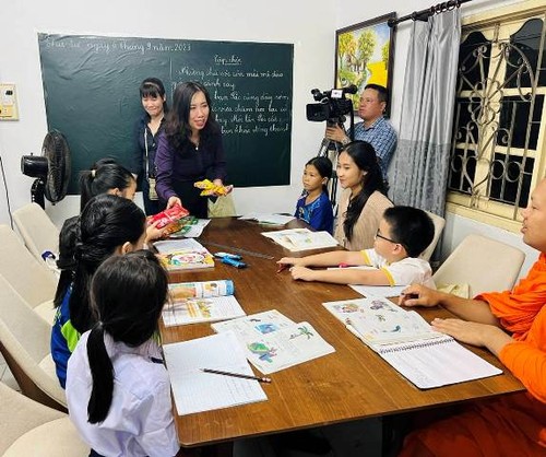Thứ trưởng Bộ Ngoại giao Lê Thị Thu Hằng thăm cộng đồng người Việt Nam tại Lào - ảnh 4
