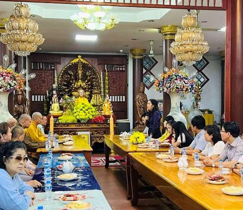 Thứ trưởng Bộ Ngoại giao Lê Thị Thu Hằng thăm cộng đồng người Việt Nam tại Lào - ảnh 5