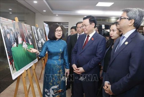 Chủ tịch Quốc hội Vương Đình Huệ cắt băng khai trương trưng bày ảnh 50 năm quan hệ Việt Nam – Bangladesh - ảnh 1