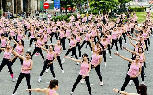 Hơn 700 phụ nữ các tỉnh phía Nam trình diễn Aerobic chào mừng ngày phụ nữ Việt Nam - ảnh 1