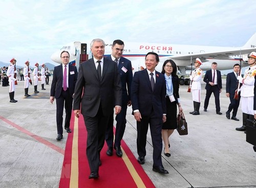 Chủ tịch Duma Quốc gia Quốc hội Nga đến Hà Nội bắt đầu thăm chính thức Việt Nam - ảnh 1