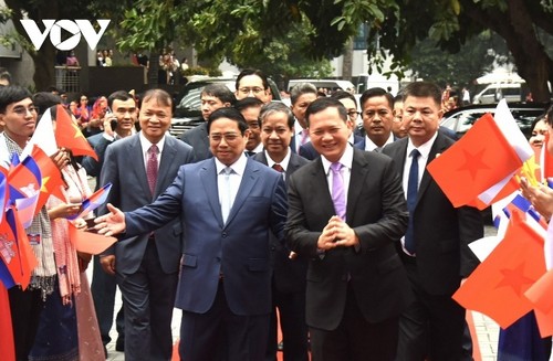 Thủ tướng Phạm Minh Chính và Thủ tướng Campuchia giao lưu với sinh viên Trường Đại học Ngoại thương - ảnh 1