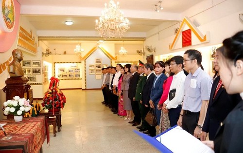 Đoàn các cơ quan đại diện Việt Nam tại Lào dâng hoa tưởng niệm Chủ tịch Kaysone Phomvihane và Chủ tịch Souphanouvong - ảnh 1
