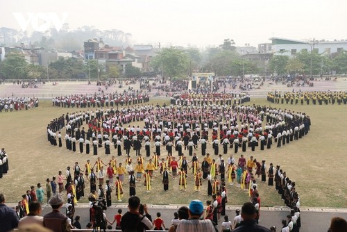 Hơn 2.000 người tham gia màn đại xòe ở Điện Biên - ảnh 1