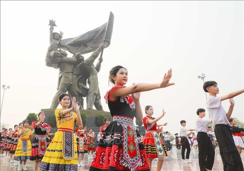 Hơn 2.200 học sinh tham gia công diễn dân vũ và điệu nhảy đường phố ở Điện Biên - ảnh 1