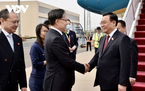 Chủ tịch Quốc hội Vương Đình Huệ đến thủ đô Bắc Kinh, bắt đầu thăm chính thức Cộng hòa Nhân dân Trung Hoa - ảnh 2