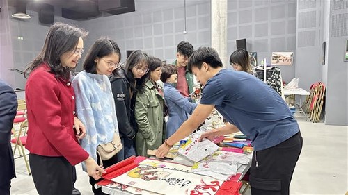 Sinh viên Việt Nam tại Pháp tổ chức Hội chợ từ thiện gây quỹ vì biển đảo quê hương - ảnh 1
