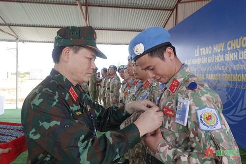 Вьетнамские миротворцы в районе Абьей награждены почетными медалями мира ООН - ảnh 1