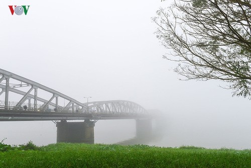 Breathtaking scenery of ancient Hue amid fog in late winter - ảnh 1