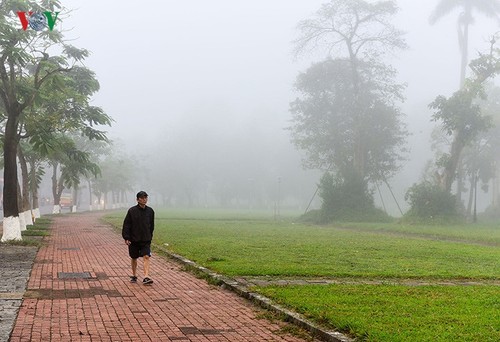 Breathtaking scenery of ancient Hue amid fog in late winter - ảnh 6