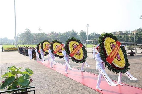 Lãnh đạo Đảng, Nhà nước và nhân dân tưởng nhớ Chủ tịch Hồ Chí Minh - ảnh 3