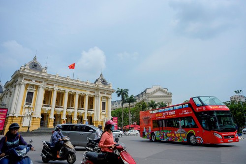 Khám phá Hà Nội bằng xe bus 2 tầng - ảnh 1