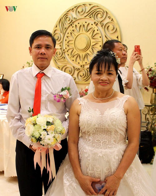 Ước ao được mặc váy cưới, cặp vợ chồng khiếm thị vượt hàng trăm km về Hà Nội - ảnh 11