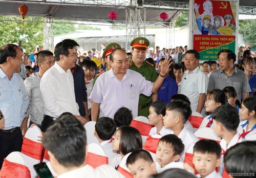 Thủ tướng tặng quà Trung thu cho trẻ em nghèo - ảnh 1