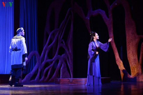 Nhà hát Lớn Hà Nội chật kín khán giả xem “Ngàn năm mây trắng“ - ảnh 2