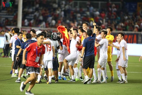 Cận cảnh: U22 Việt Nam ăn mừng cảm xúc sau khi giành HCV SEA Games 30 - ảnh 7