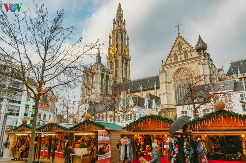 Không khí Noel rộn ràng tại các thành phố, làng cổ châu Âu - ảnh 12