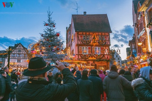 Không khí Noel rộn ràng tại các thành phố, làng cổ châu Âu - ảnh 8