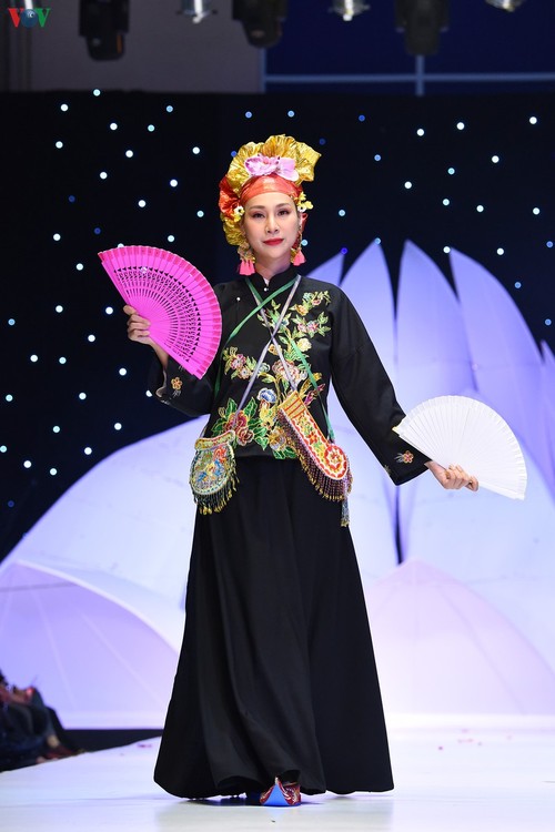Chiêm ngưỡng những bộ trang phục Hầu Đồng trên sàn diễn thời trang - ảnh 13