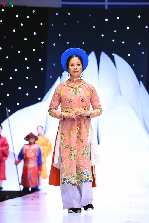 NSND Lan Hương, Hoàng Cúc trình diễn trang phục của phu nhân thời Nguyễn - ảnh 3