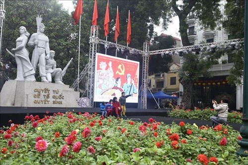 Hà Nội rực rỡ cờ, hoa mừng 90 năm Ngày thành lập Đảng - ảnh 6