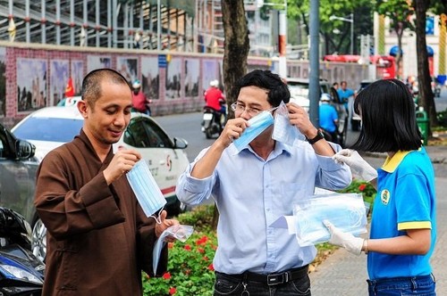 Thành phố Hồ Chí Minh phát miễn phí hàng ngàn khẩu trang y tế cho du khách - ảnh 8
