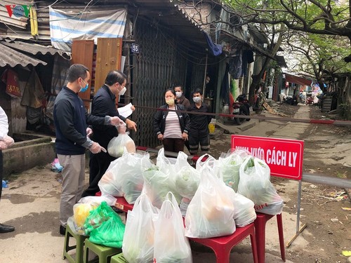 Hà Nội hỗ trợ nhu yếu phẩm cho người dân khu cách ly đường Xuân Thủy - ảnh 6
