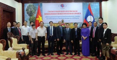 Viện Hàn lâm KHCN VN trao tặng vật tư phòng tránh Covid - 19 cho Bộ KHCN Lào. - ảnh 4