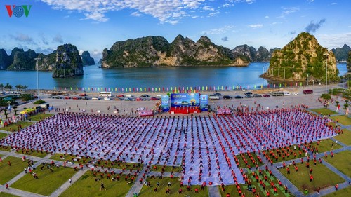 3.000 người đồng diễn yoga bên vịnh Hạ Long - ảnh 1