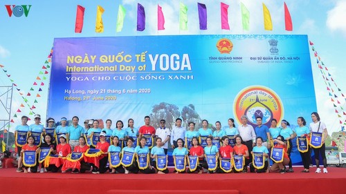 3.000 người đồng diễn yoga bên vịnh Hạ Long - ảnh 2
