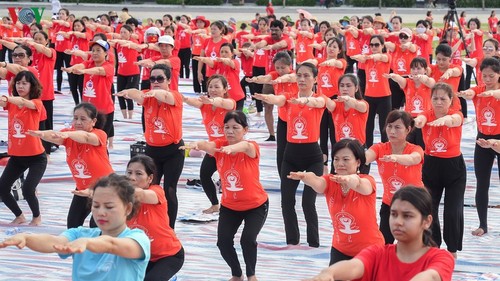 3.000 người đồng diễn yoga bên vịnh Hạ Long - ảnh 4