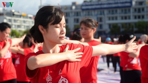 3.000 người đồng diễn yoga bên vịnh Hạ Long - ảnh 7