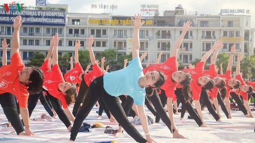 3.000 người đồng diễn yoga bên vịnh Hạ Long - ảnh 9