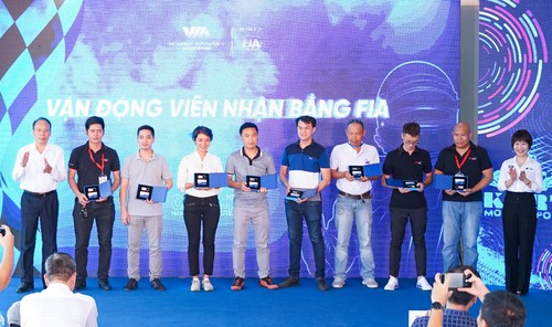 32 tay đua Việt Nam được trao bằng đua ô tô thể thao - ảnh 3