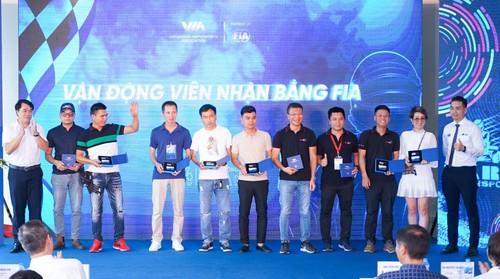 32 tay đua Việt Nam được trao bằng đua ô tô thể thao - ảnh 4