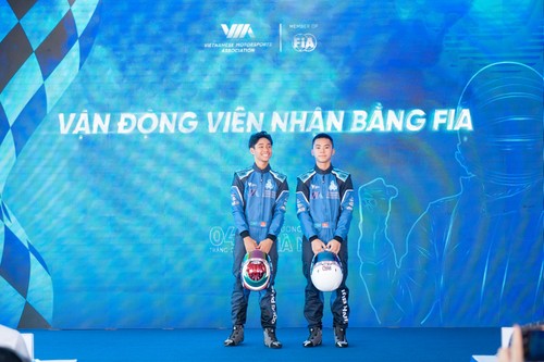 Hai thiếu niên Việt Nam được cấp bằng VĐV đua xe ô tô thể thao chuyên nghiệp - ảnh 1