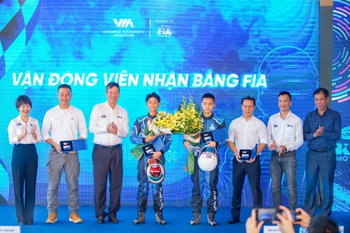 32 tay đua Việt Nam được trao bằng đua ô tô thể thao - ảnh 7