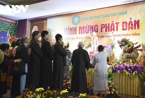 Hàng trăm phật tử dự Đại lễ Phật đản 2022 tại chùa Quán Sứ - ảnh 17