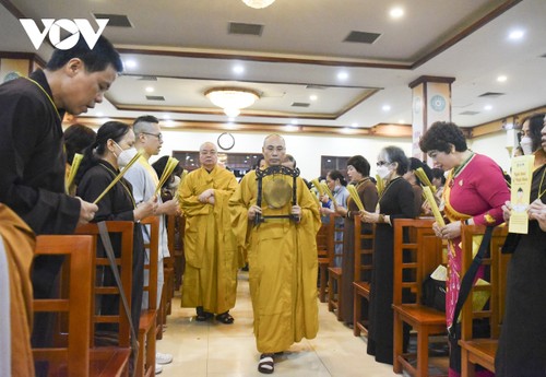 Hàng trăm phật tử dự Đại lễ Phật đản 2022 tại chùa Quán Sứ - ảnh 3