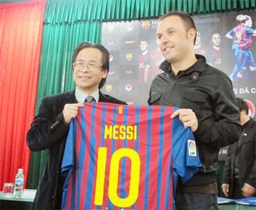 Club español Barcelona apoya el programa de fútbol comunitario de Vietnam - ảnh 1