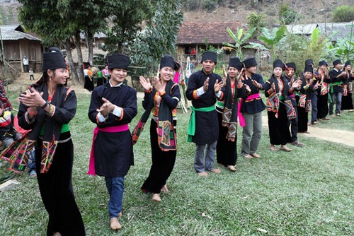 El Club de arte folclórico de los étnicos Kho Mu - ảnh 1