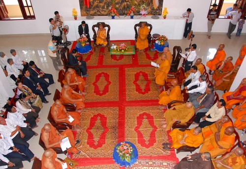 Monjes y creyentes jemeres de Tra Vinh reciben delegación budista de Cambodia  - ảnh 1