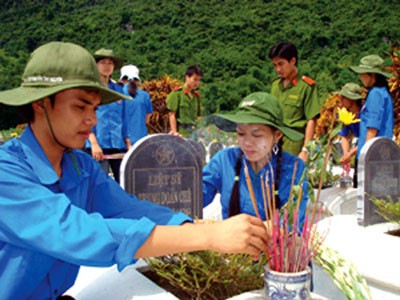 Jóvenes vietnamitas muestran gratitud hacia mártires y veteranos de guerra - ảnh 1